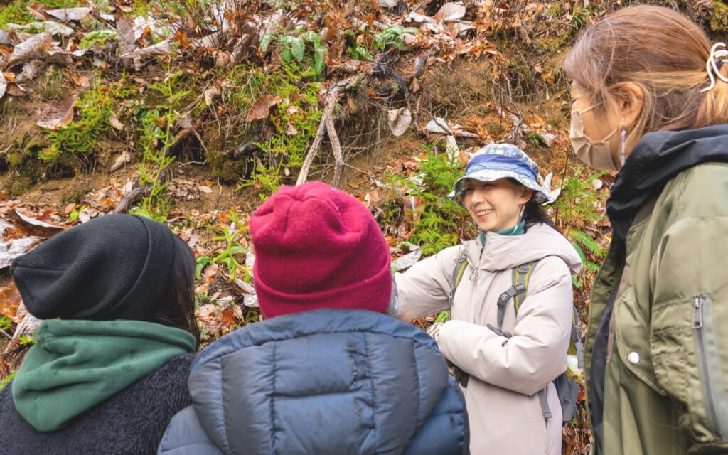 薬草と出会う「朝霧の森さんぽツアー」で飛騨の薬草暮らしを知るスタディー体験